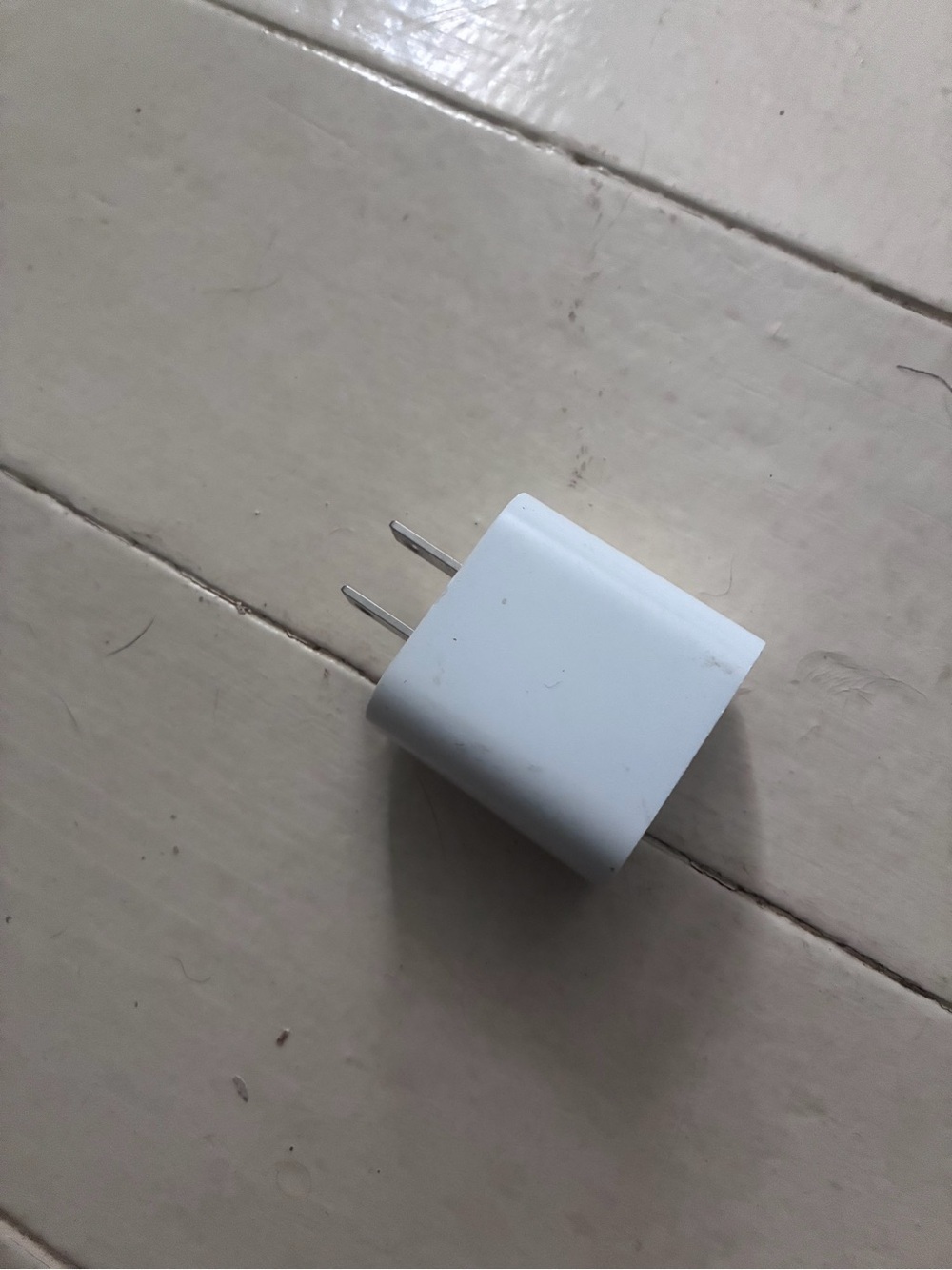 Apple 20W USB-C Power Adapter - Picture 2 of 4